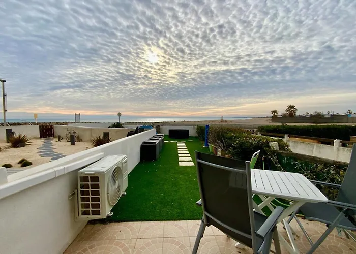 The Sea Front-t3 Facing The Seacanal With Air Conditioning Holiday home *